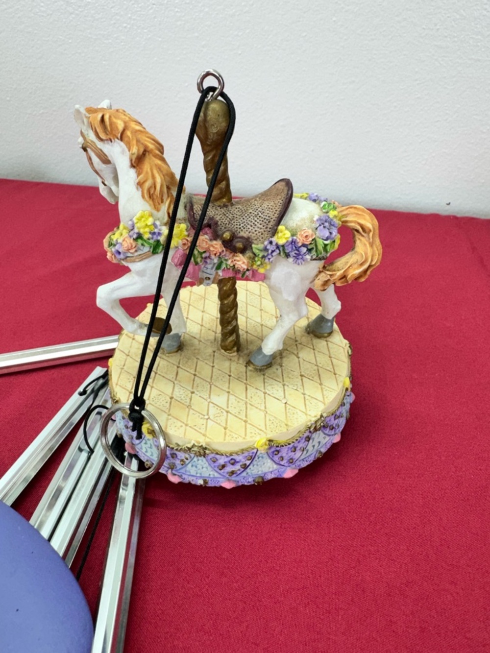 Tunes wind White Carousel Horse Ornament with Pastel Floral Saddle - Picture 4 of 6